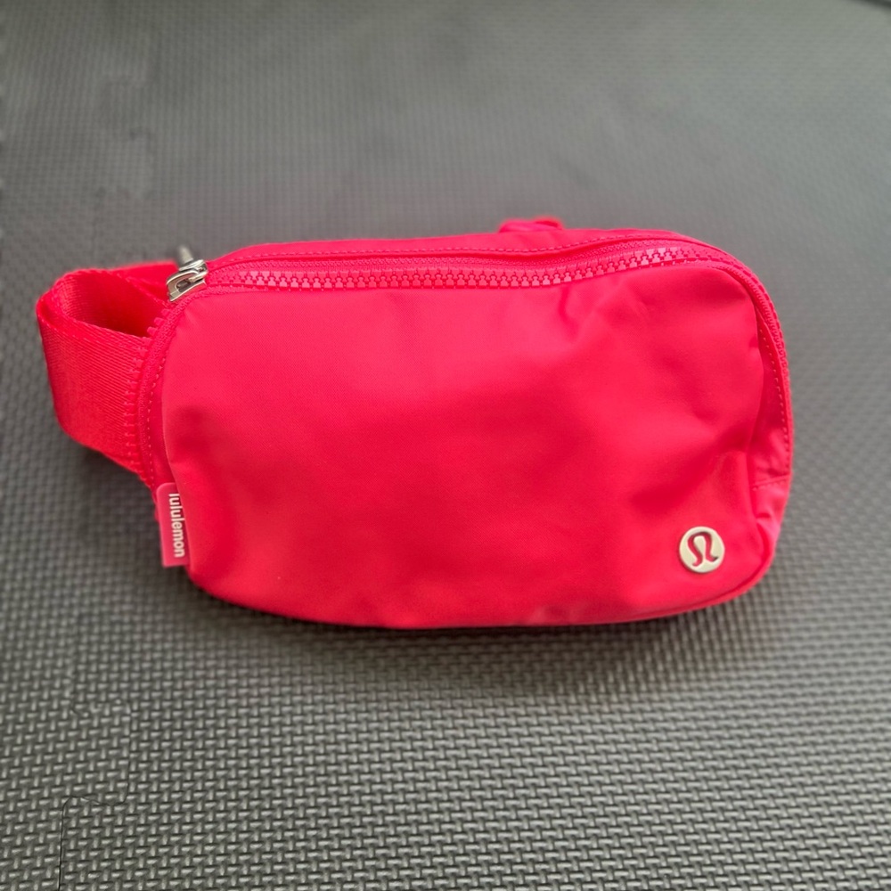 Lululemon belt bag lip gloss